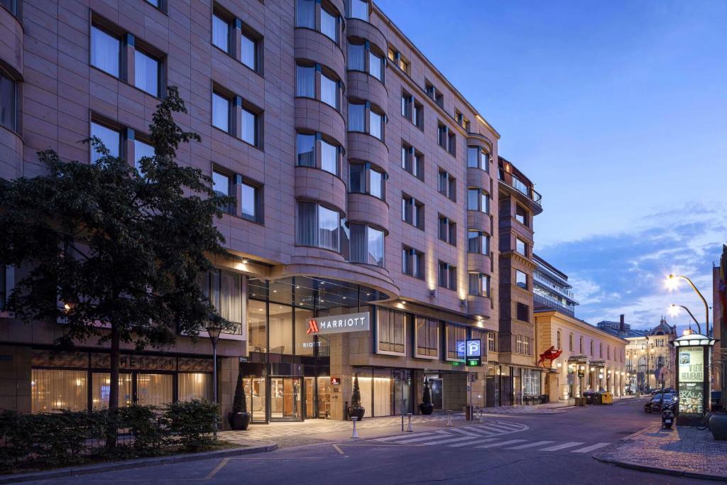 un grand bâtiment situé dans une rue de la ville la nuit dans l'établissement Prague Marriott Hotel, à Prague