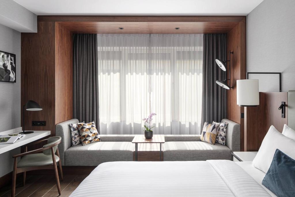 una camera d'albergo con un letto e un divano di Prague Marriott Hotel a Praga