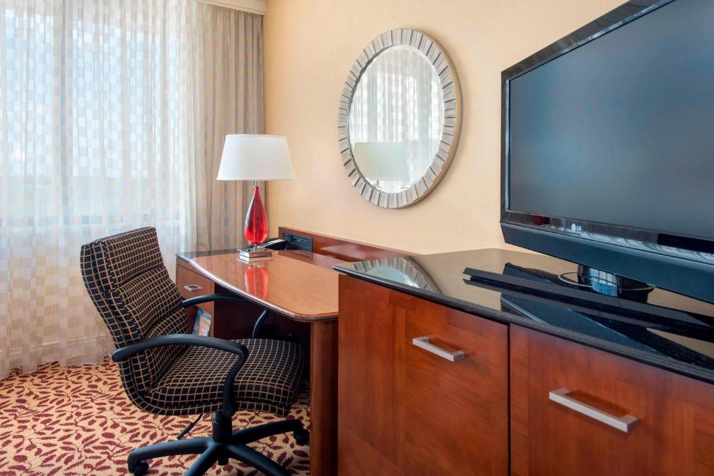 Long Island Marriott Hotel - Deluxe King Room
