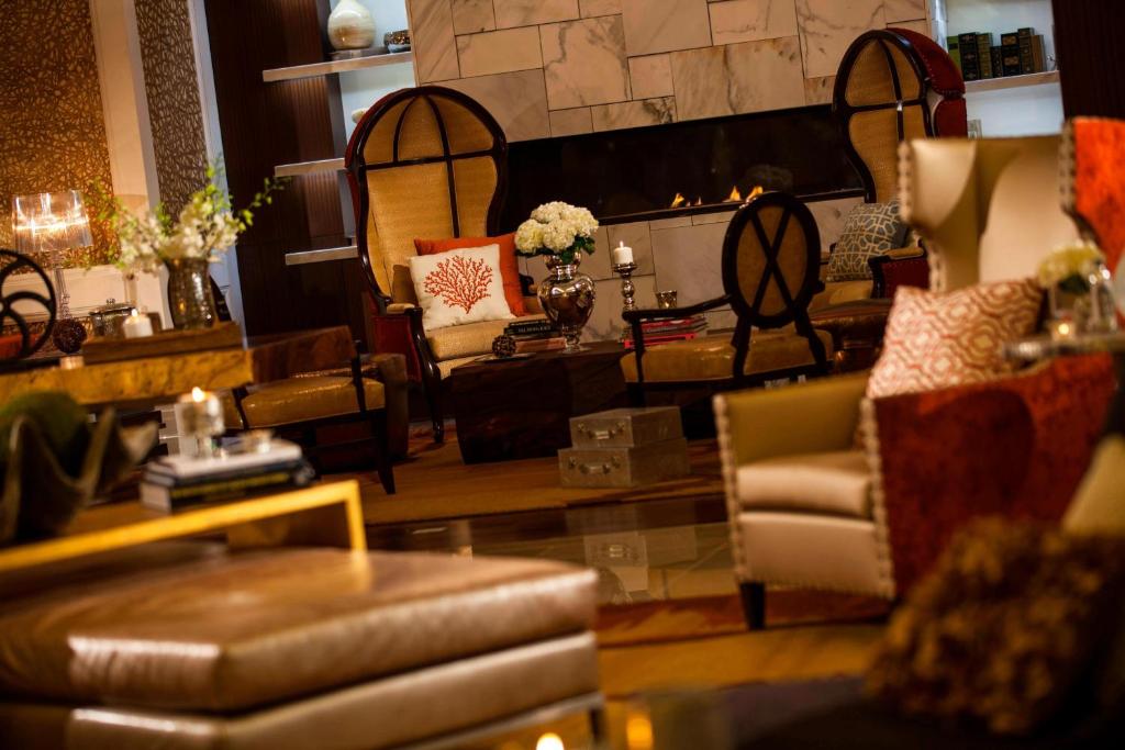 巴吞魯日的住宿－巴頓魯日萬麗酒店，客厅配有家具和壁炉