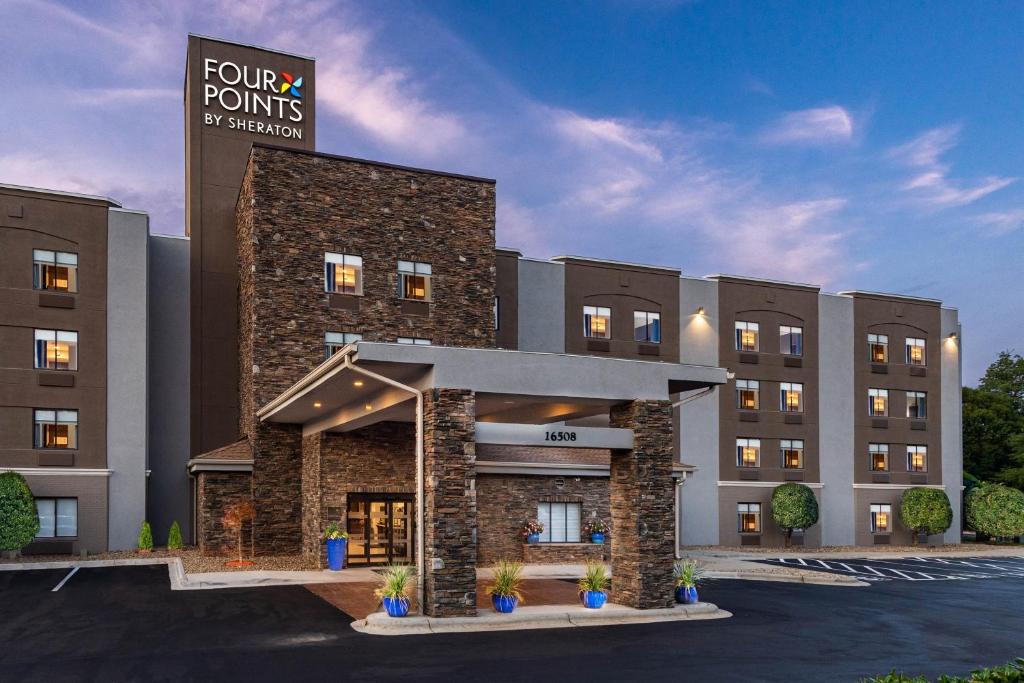 een weergave van de voorkant van een hotel bij Four Points by Sheraton Charlotte - Lake Norman in Huntersville