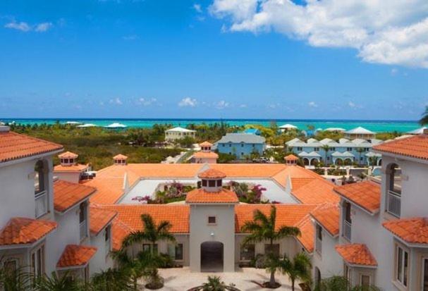 Turtle Cove的住宿－Hotel La Vista Azul，享有橙色屋顶房屋的空中景致