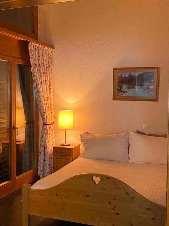 瓦勒迪利耶的住宿－Val D’Illiez mountain apartment.，一间卧室设有一张床和一个窗口
