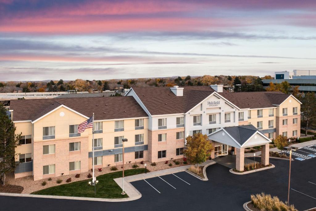 een luchtzicht op een hotel met een parkeerplaats bij Fairfield Inn & Suites by Marriott Denver Aurora/Medical Center in Aurora