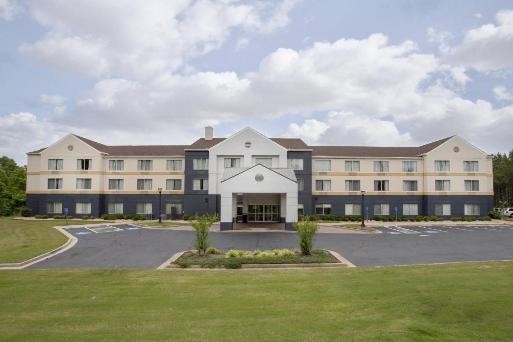 a large building with a parking lot at Fairfield Inn & Suites Macon in Macon