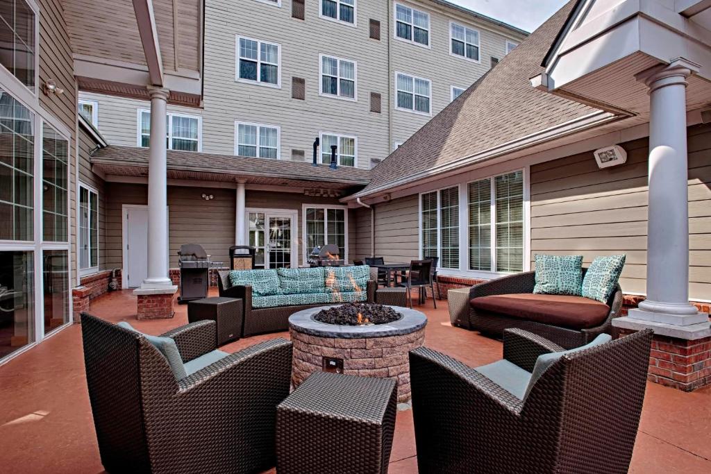 een patio met stoelen en een vuurplaats op een huis bij Residence Inn by Marriott Atlantic City Airport Egg Harbor Township in Egg Harbor Township