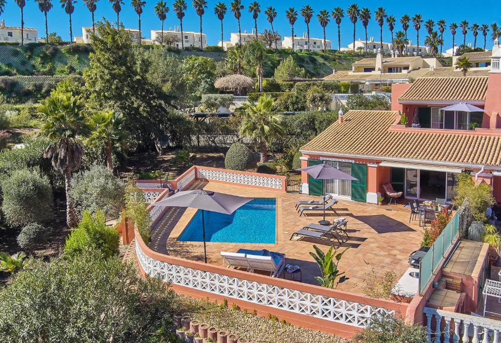Panorama Castro Marim - Deluxe Villa With Pool في كاسترو ماريم: اطلالة جوية على منزل مع مسبح