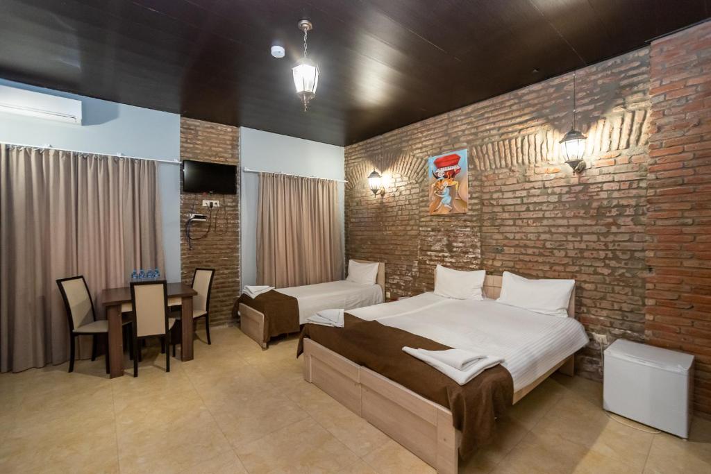 Postel nebo postele na pokoji v ubytování Tiflis Hotel