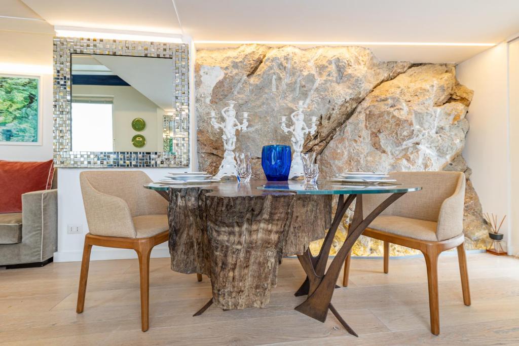 a dining room with a table and chairs at Casa Boutique by Capri 5 Senses in Capri