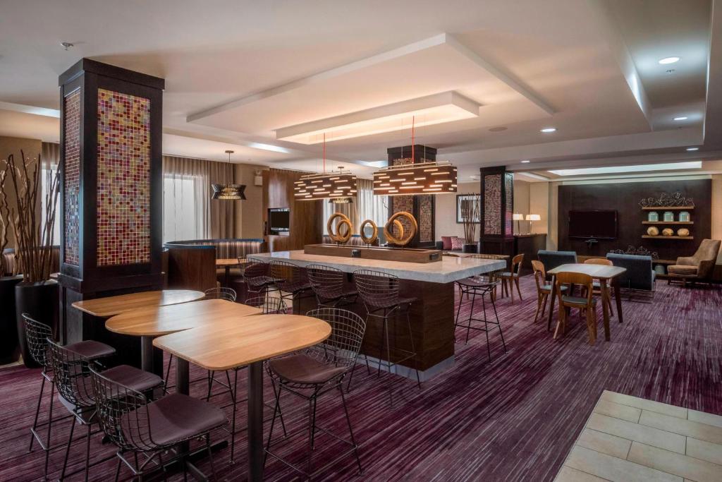 เลานจ์หรือบาร์ของ Courtyard by Marriott Tulsa Downtown