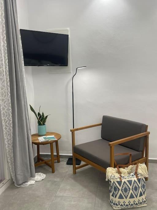Televízia a/alebo spoločenská miestnosť v ubytovaní Eye of Naxos