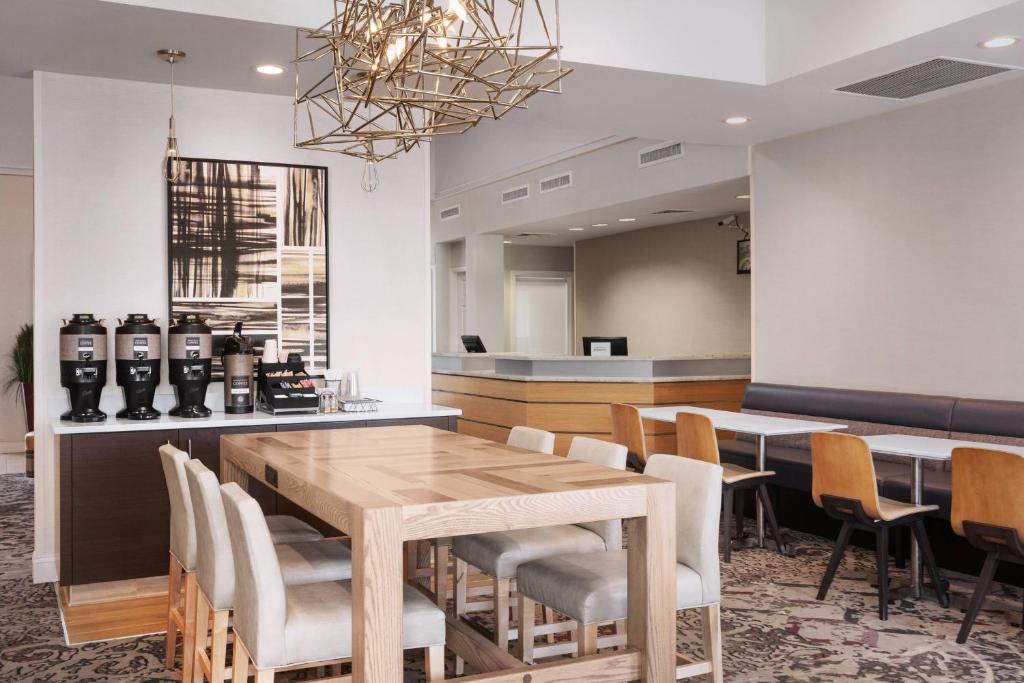 - une salle à manger avec une table et des chaises dans l'établissement Residence Inn Philadelphia Willow Grove, à Horsham