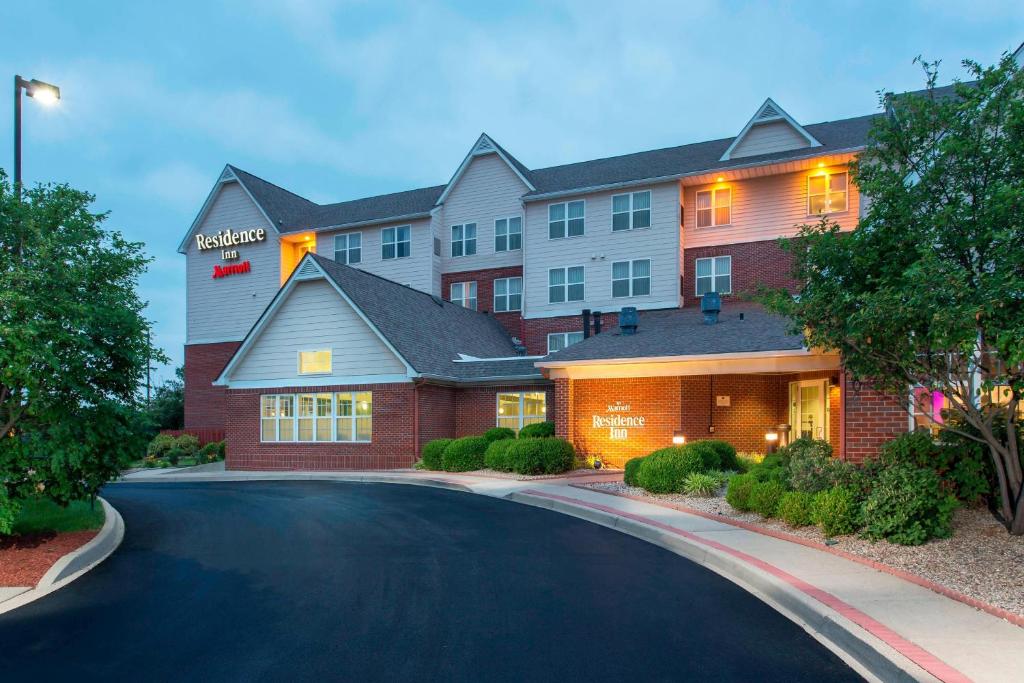 un hôtel avec une allée en face d'un bâtiment dans l'établissement Residence Inn Louisville Northeast, à Louisville