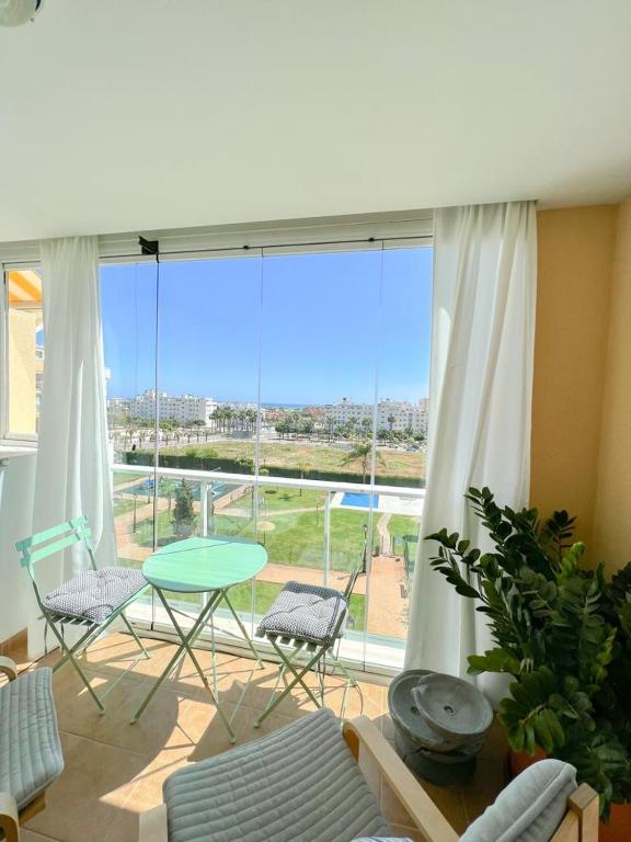 Balkon lub taras w obiekcie Bright apartment with terrace, pool and beach