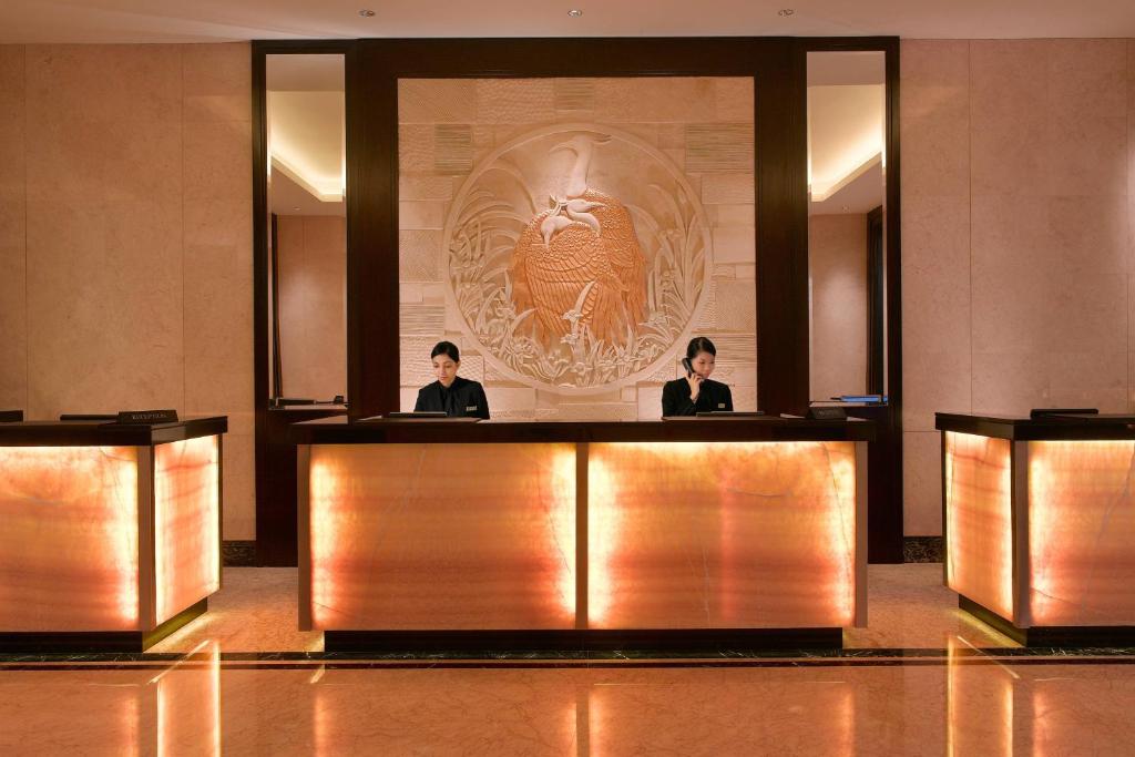 Členové personálu v ubytování JW Marriott Hotel Medan