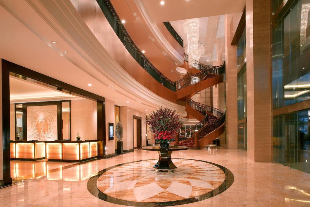 un vestíbulo con un jarrón con flores. en JW Marriott Hotel Medan, en Medan