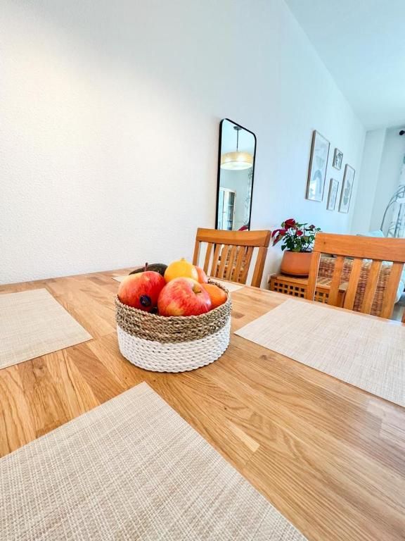 Zdjęcie z galerii obiektu Bright apartment with terrace, pool and beach w mieście Torremolinos