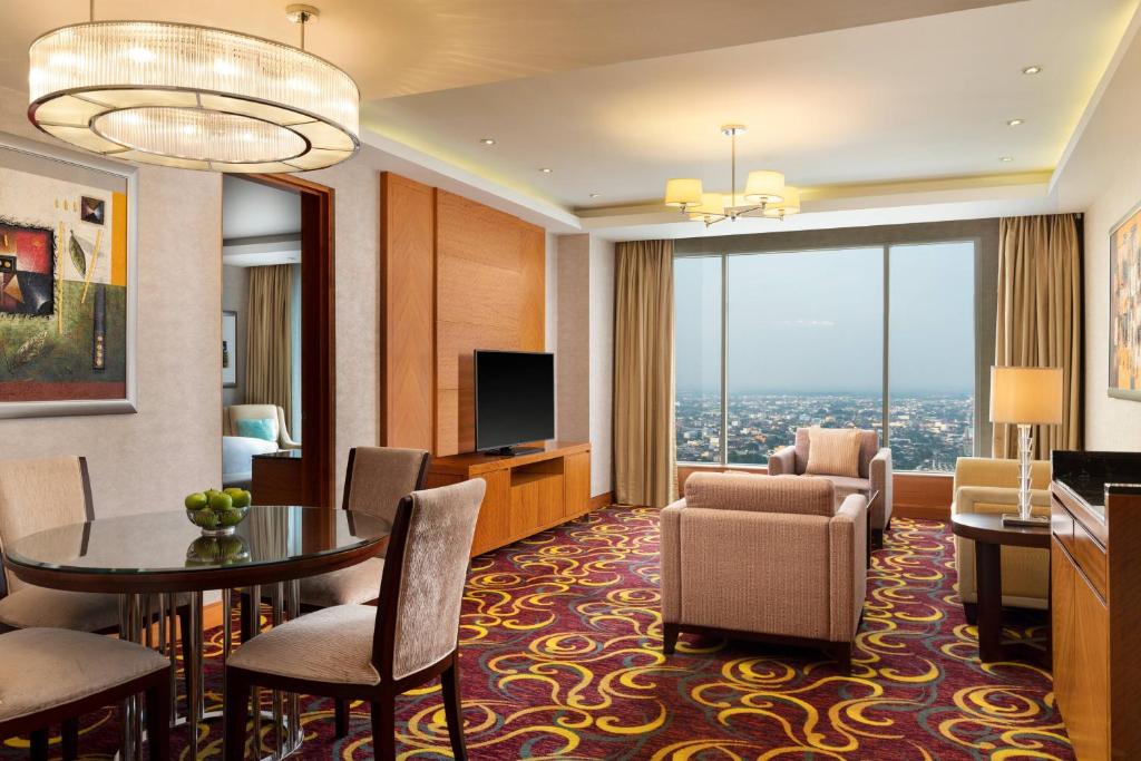 TV a/nebo společenská místnost v ubytování JW Marriott Hotel Medan