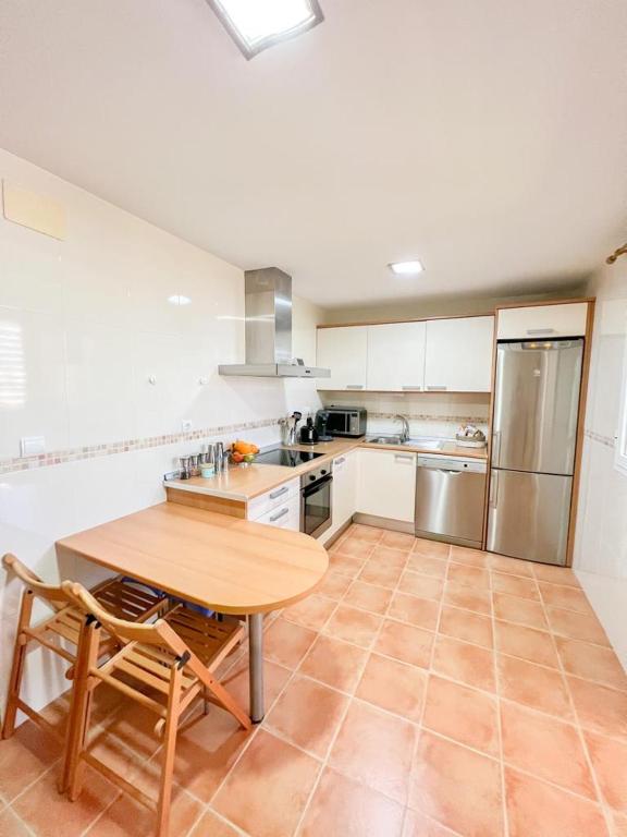 Kuchnia lub aneks kuchenny w obiekcie Bright apartment with terrace, pool and beach
