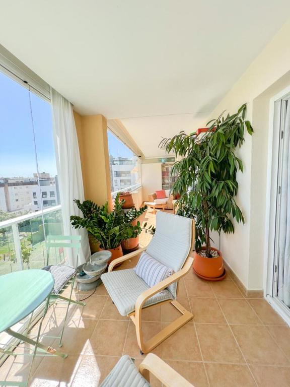 Balkon lub taras w obiekcie Bright apartment with terrace, pool and beach