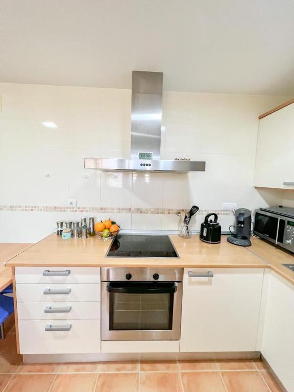 Kuchnia lub aneks kuchenny w obiekcie Bright apartment with terrace, pool and beach