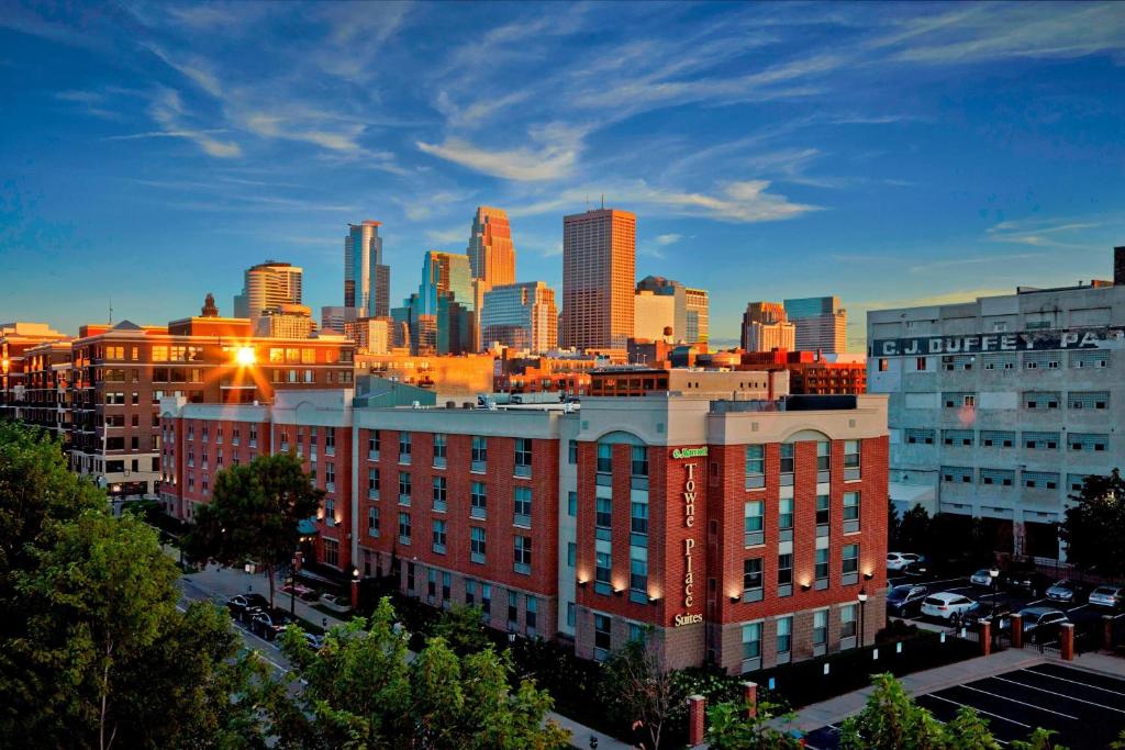 uma vista para o horizonte da cidade com um edifício em TownePlace Suites by Marriott Minneapolis Downtown/North Loop em Minneapolis