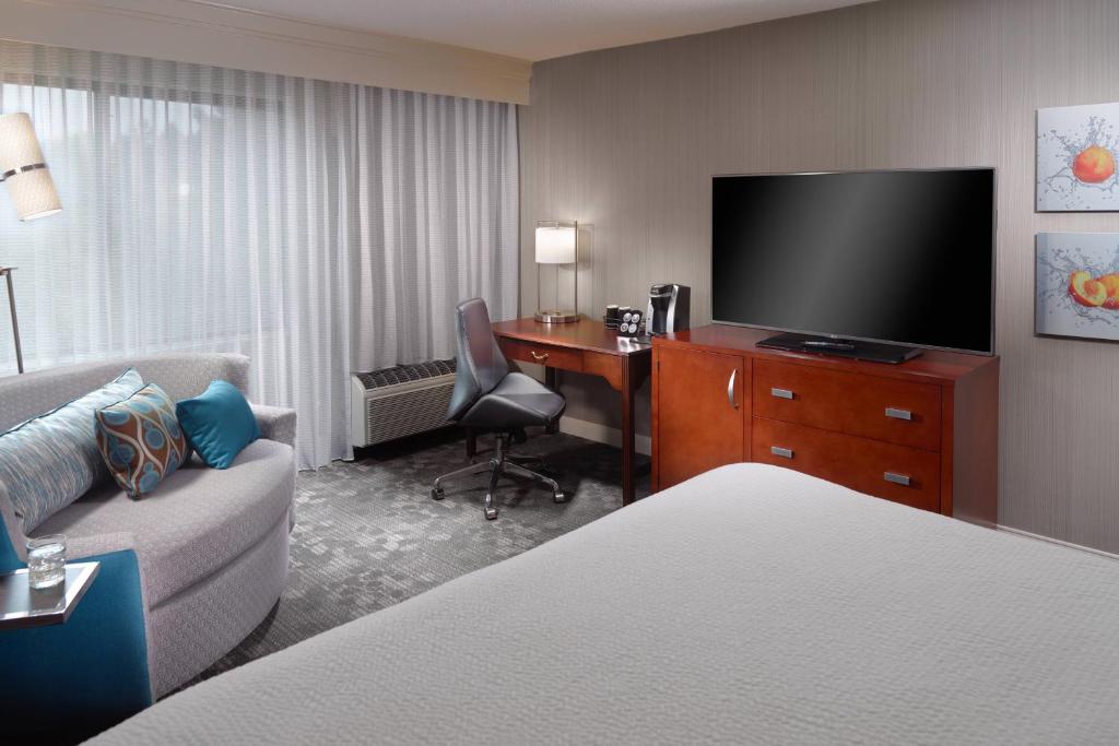 Courtyard by Marriott Atlanta Alpharetta - Habitación Executive Con Cama King Y Sofá Cama