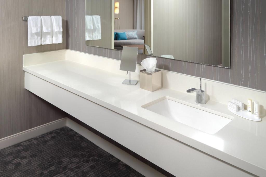 Courtyard by Marriott Atlanta Alpharetta - Suite King De Un Dormitorio Con Sofá Cama