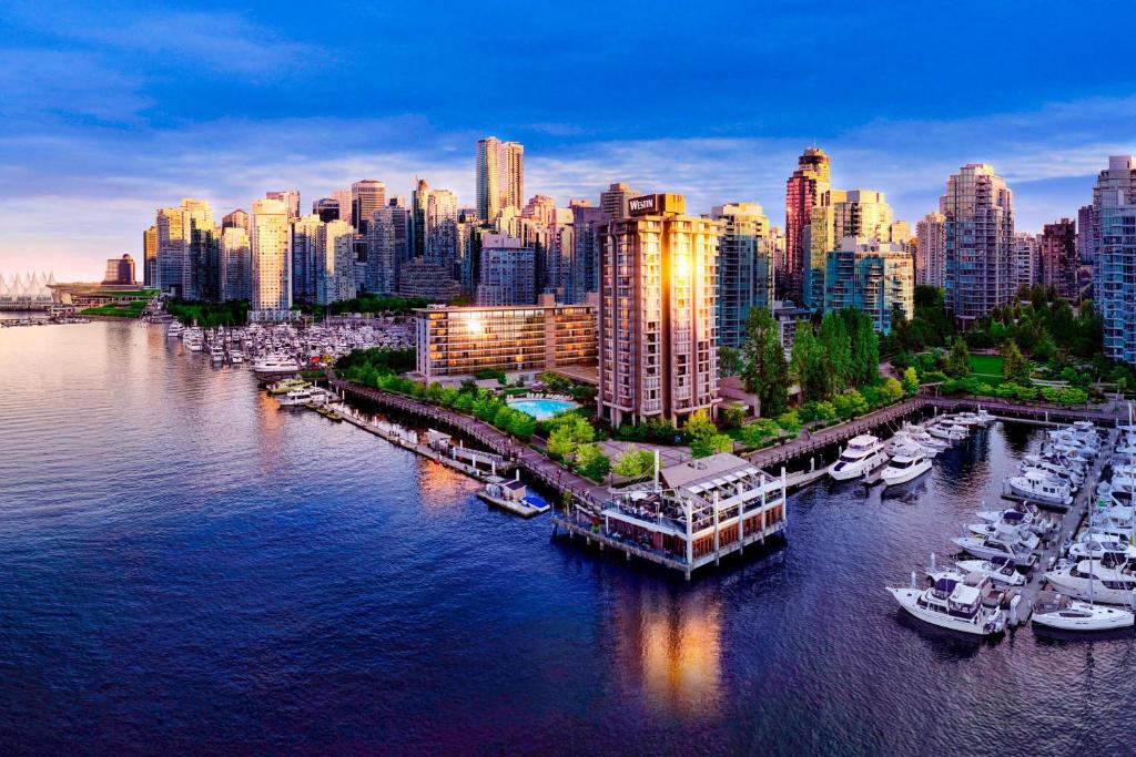 una vista aérea de una ciudad con barcos en el agua en The Westin Bayshore, Vancouver, en Vancouver