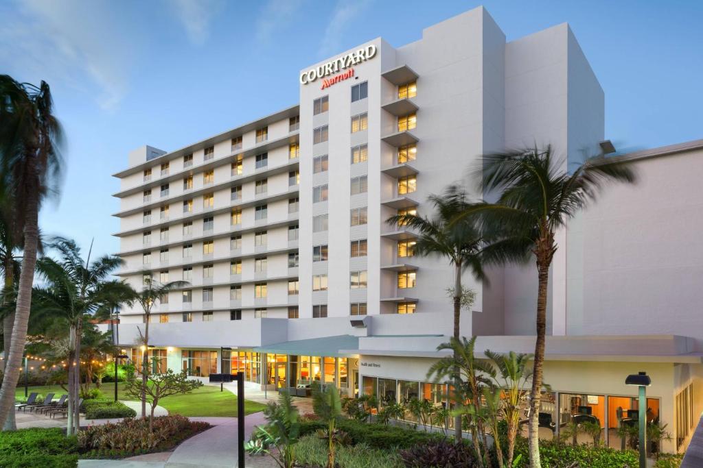 een weergave van de buitenkant van een hotel bij Courtyard by Marriott Miami Airport in Miami