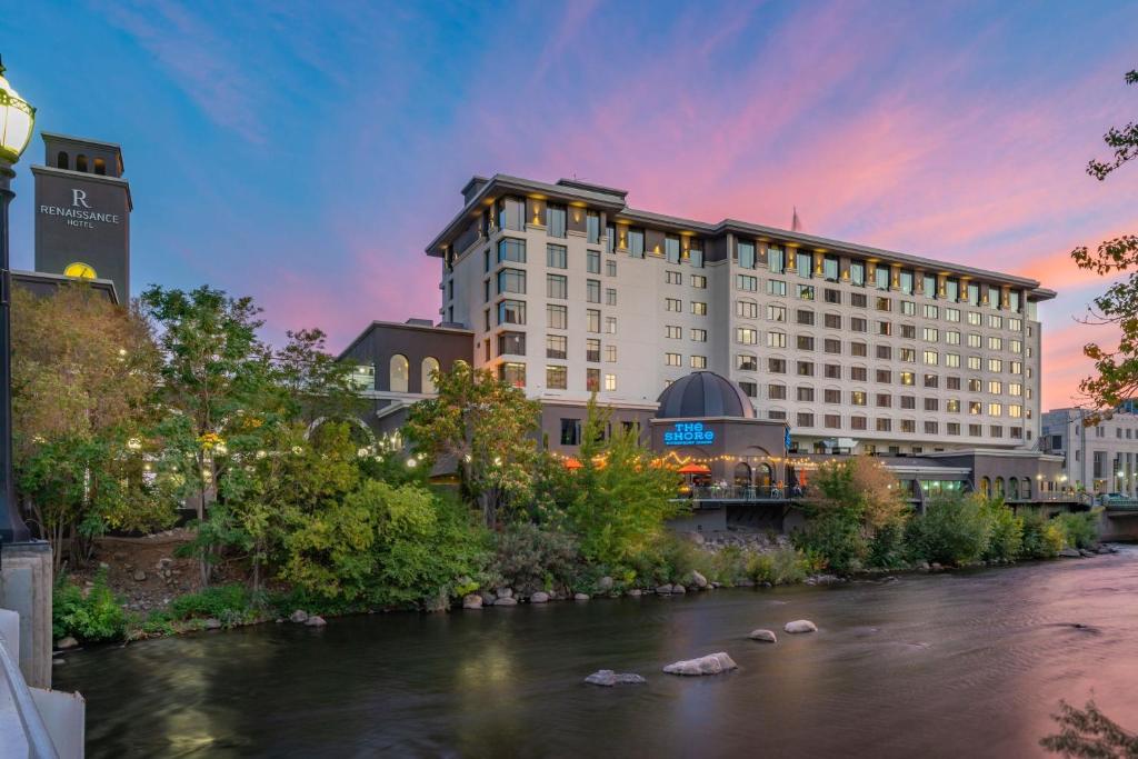 un hotel con un río frente a un edificio en Renaissance Reno Downtown Hotel & Spa en Reno