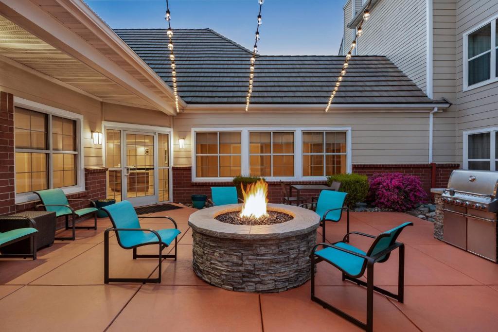 a patio with a fire pit in the middle at Residence Inn by Marriott Roseville in Roseville