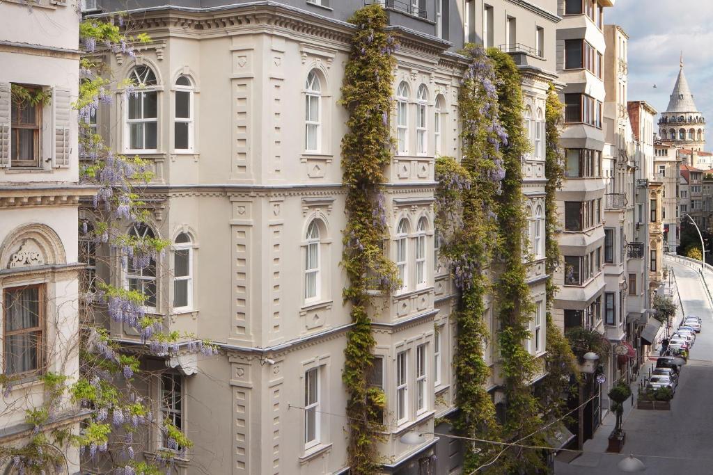 un edificio de apartamentos con hiedra en el costado en Adahan DeCamondo Pera, Autograph Collection, en Estambul