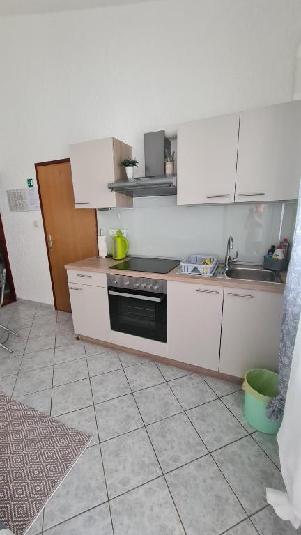 Fotografia z galérie ubytovania Apartment with a balcony and sea view - santek vo Viry