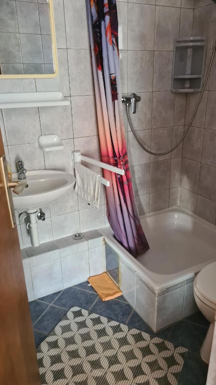 Fotografia z galérie ubytovania Apartment with a balcony and sea view - santek vo Viry