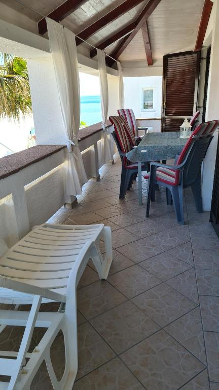 Fotografia z galérie ubytovania Apartment with a balcony and sea view - santek vo Viry