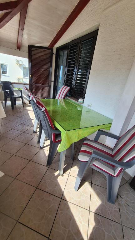 Fotografia z galérie ubytovania Apartment with a balcony and sea view - santek vo Viry