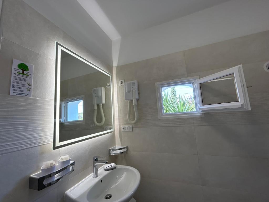 Koupelna v ubytování Hôtel Punta e Mare des Chambres ou des Appartements T2