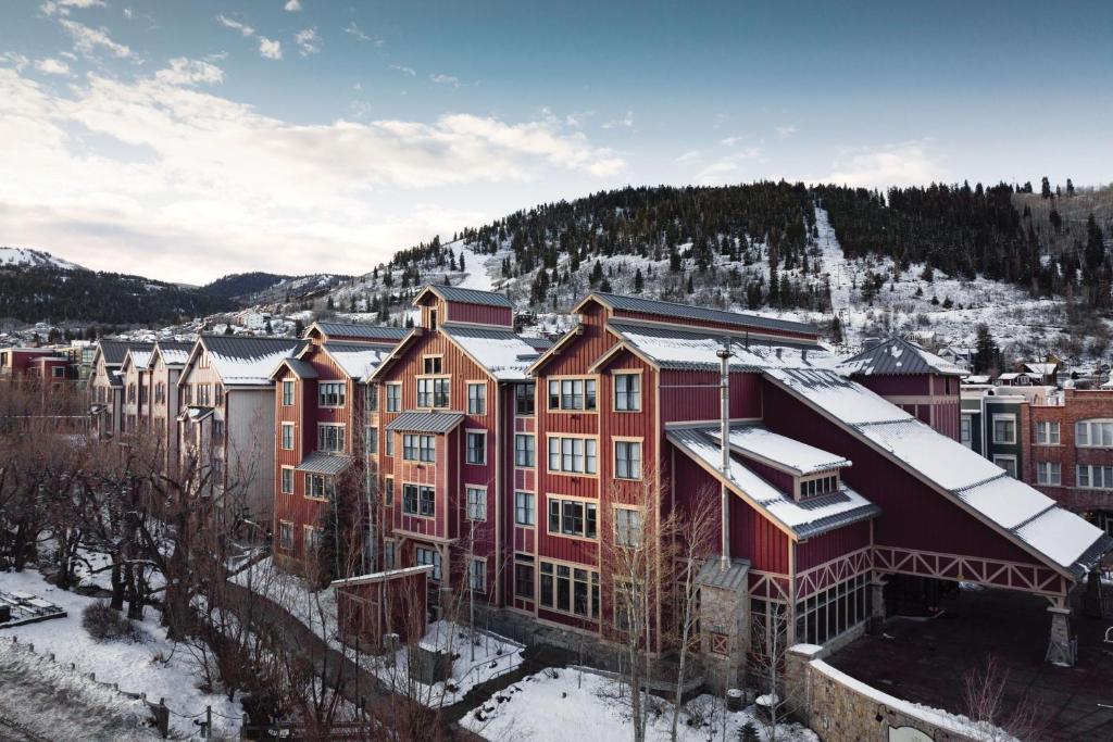 un gran edificio rojo con nieve en el techo en Marriott's Summit Watch, en Park City