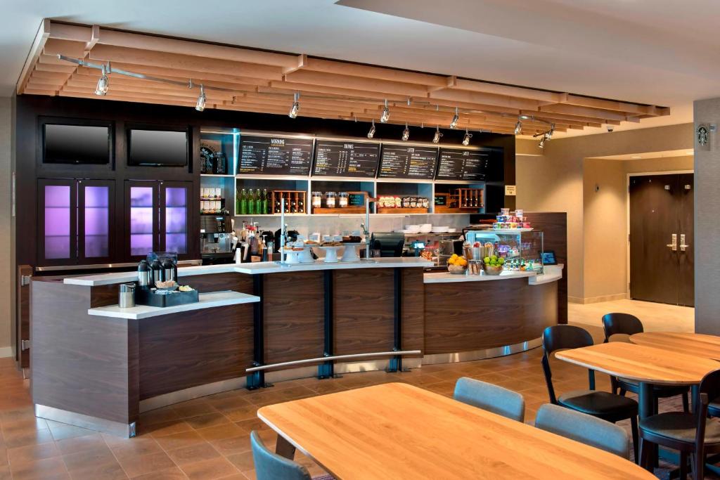 Lounge atau bar di Courtyard by Marriott Schenectady at Mohawk Harbor