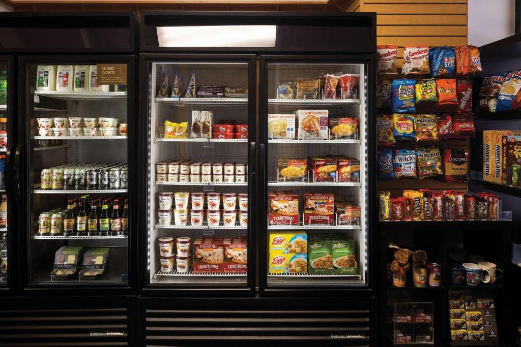 Supermarket nebo jiné obchody v  hotelu nebo okolí
