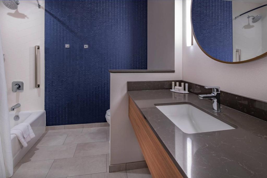 Fairfield Inn & Suites by Marriott Klamath Falls - Sala De Reina Con 2 Camas Queen, Vista Al Lago