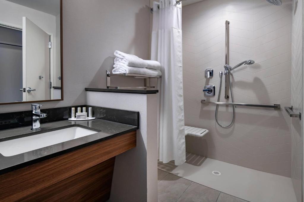 Fairfield Inn & Suites by Marriott Klamath Falls - Room King Con 1 Cama King