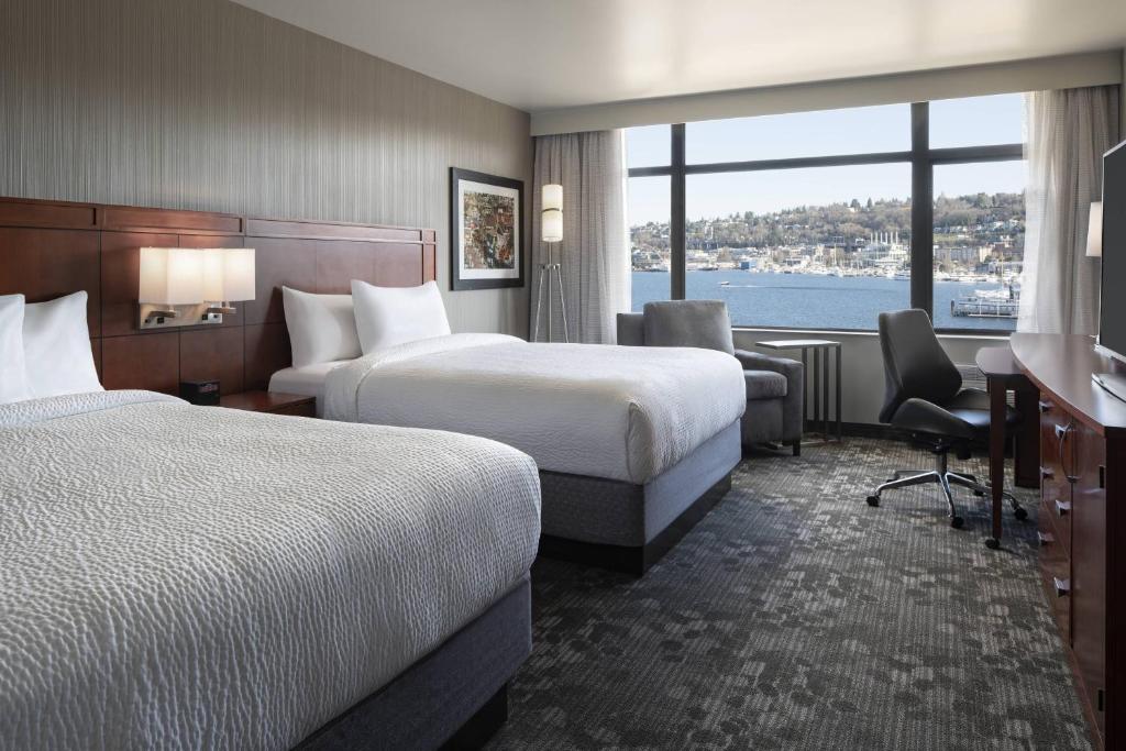 Courtyard Seattle Downtown/Lake Union - Queen Guest Room With Two Queen Beds And Lake View