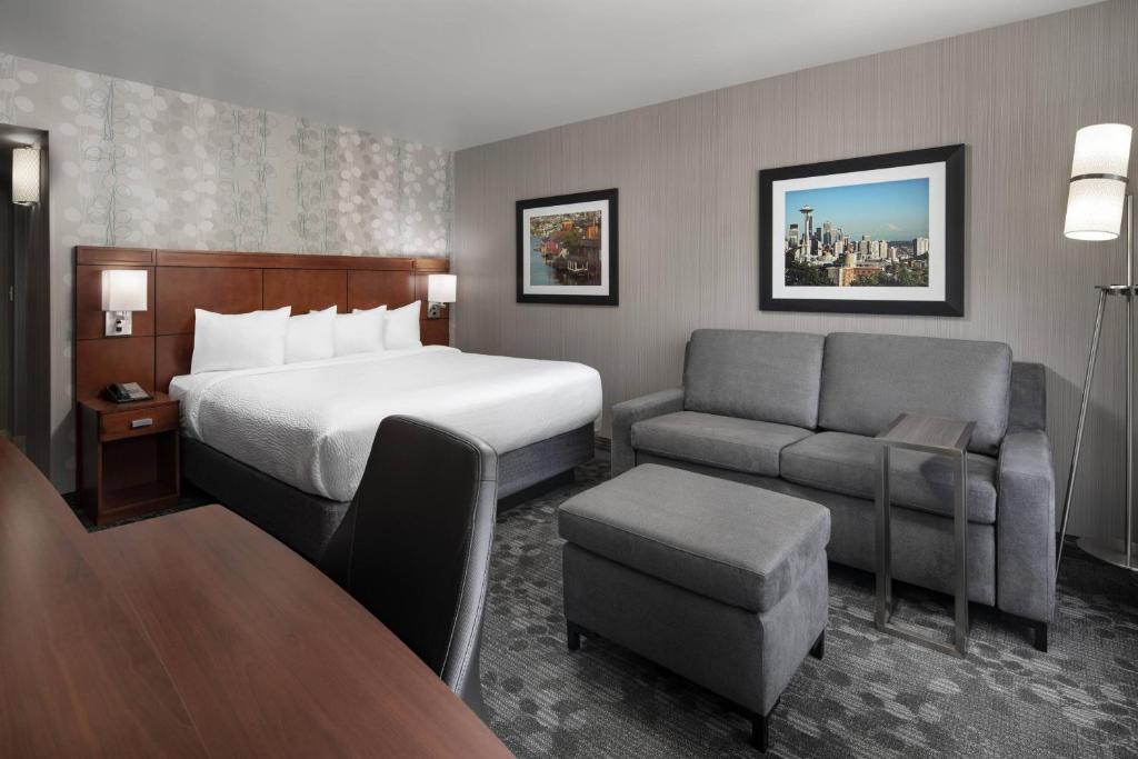 Courtyard Seattle Downtown/Lake Union - King Guest Room With Sofa Bed