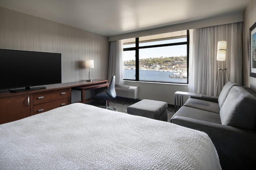 Courtyard Seattle Downtown/Lake Union - King Guest Room With Sofa Bed And Lake View