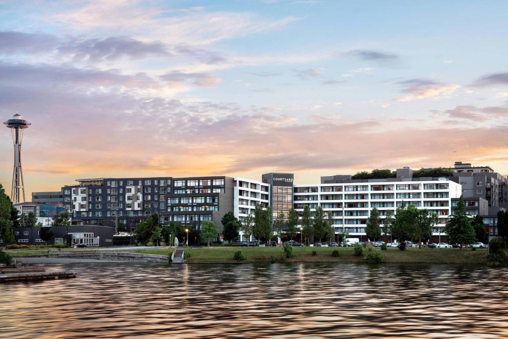 Výhled na řeku, která protéká v blízkosti hotelu
