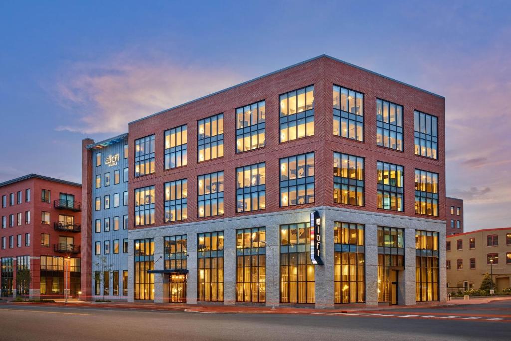 un gran edificio de ladrillo con muchas ventanas al atardecer en Aloft Portland Downtown Waterfront ME, en Portland