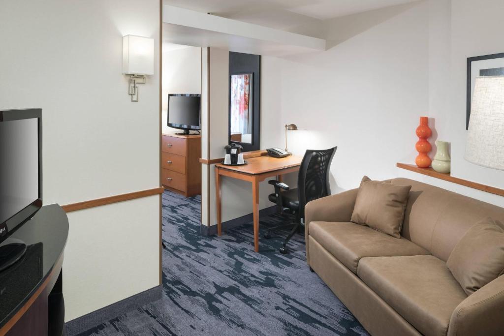 Fairfield Inn & Suites South Bend at Notre Dame - King Studio Met Bankbed
