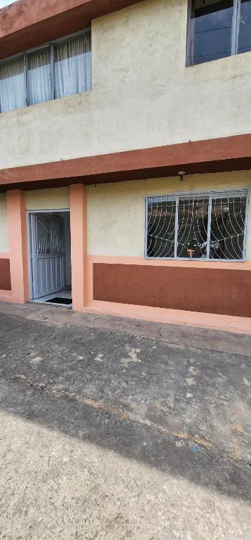 un edificio con dos puertas de garaje a un lado en Casa Campestre Las Margaritas, 